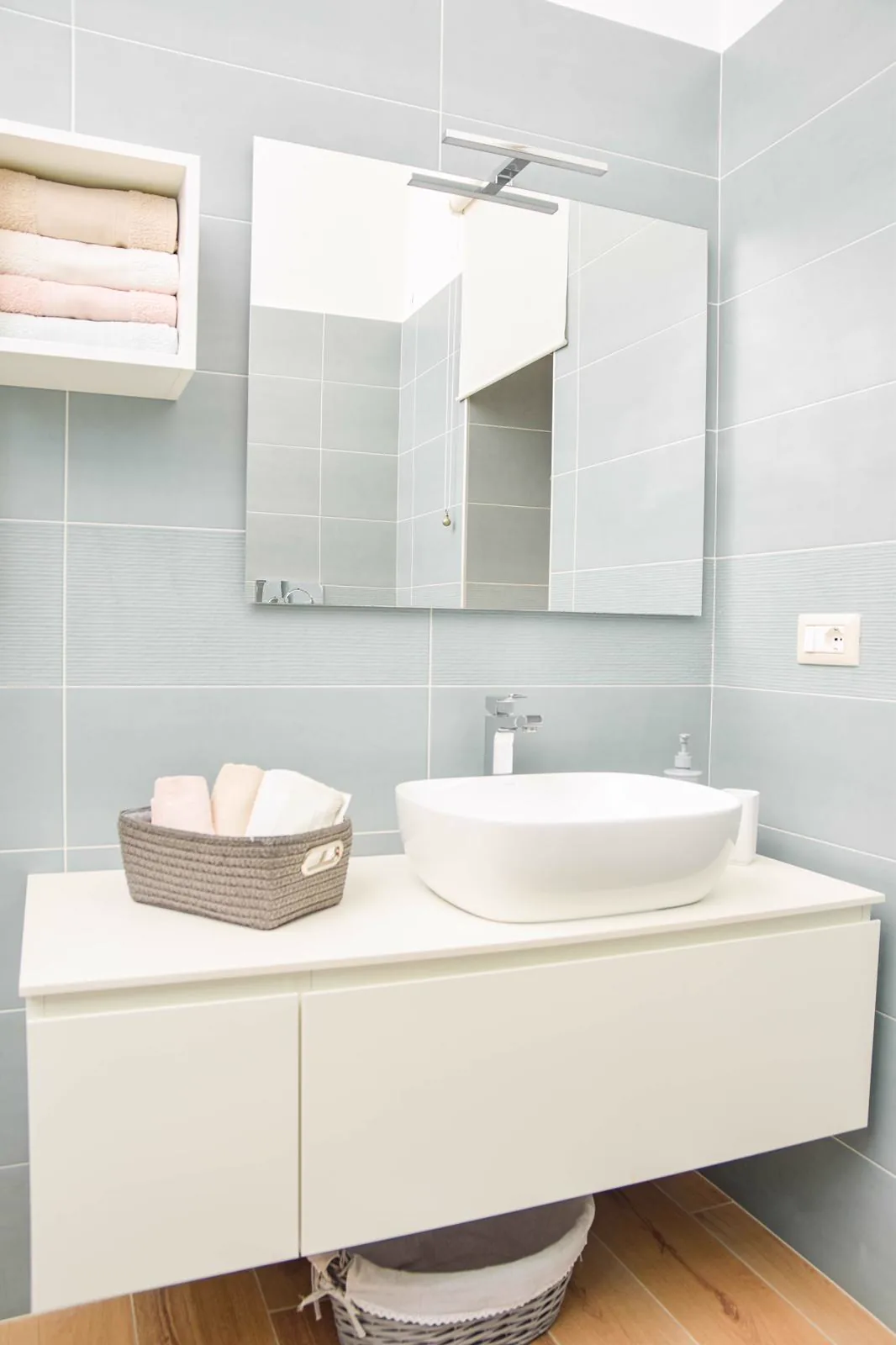 Bagno luminoso con lavabo