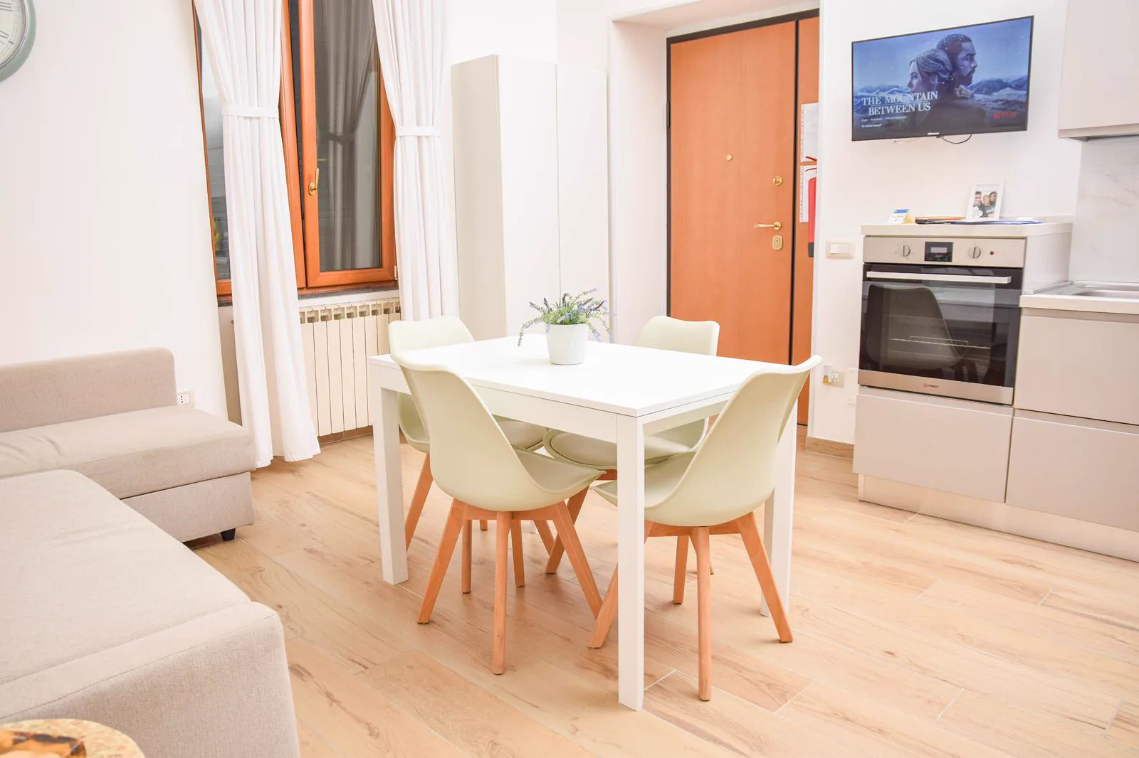 Soggiorno con cucina e ingresso indipendente