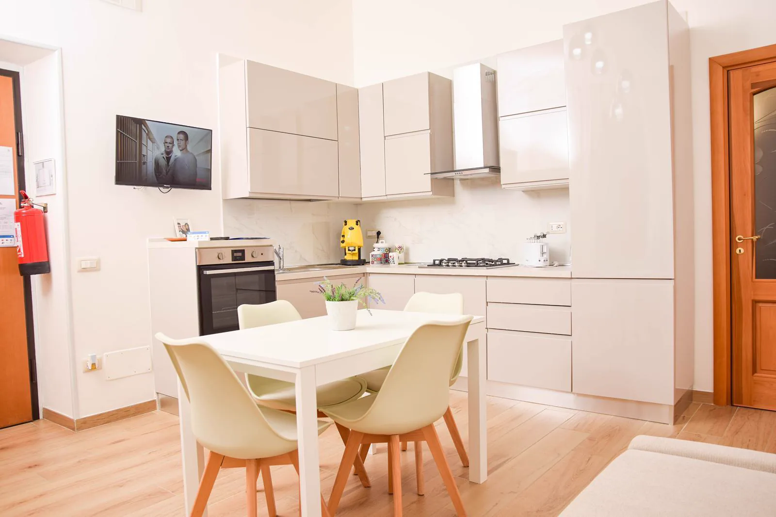 Cucina attrezzata e zona pranzo