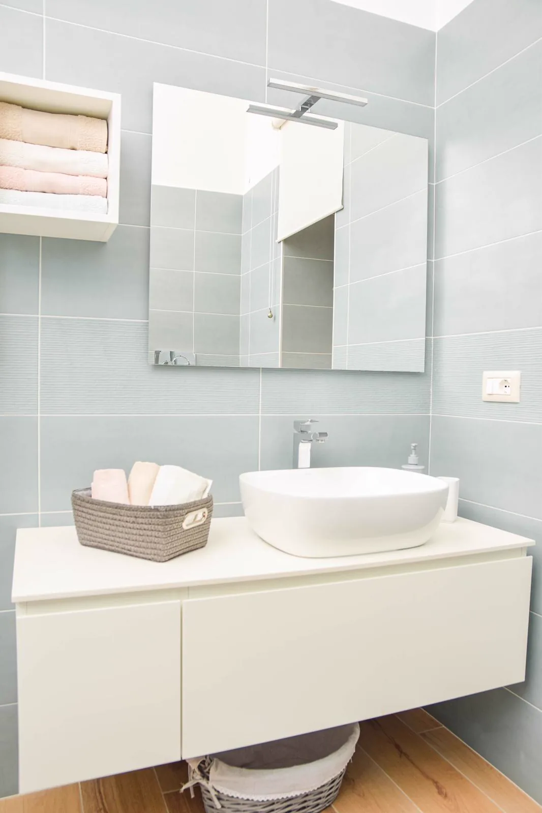 Specchio e arredi del bagno