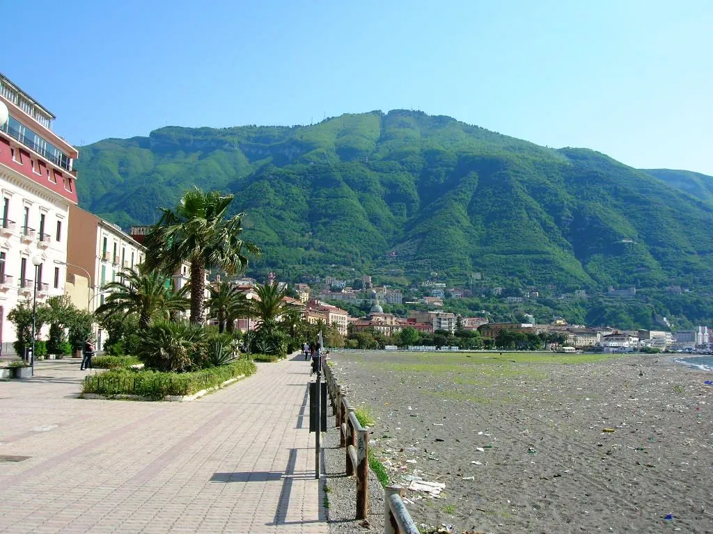 Il panorama dal Monte Faito sul golfo di Napoli