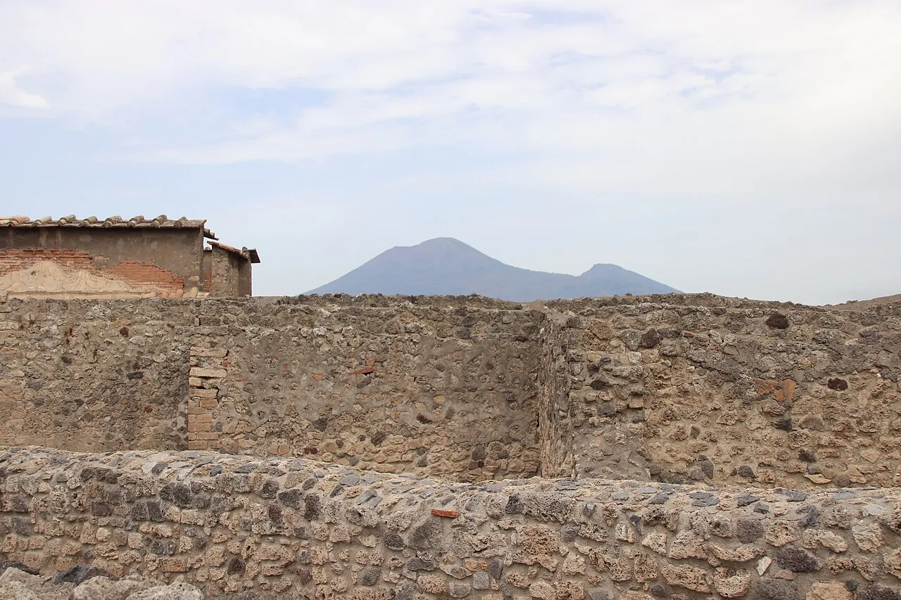 Le rovine degli Scavi di Pompei con il Vesuvio sullo sfondo